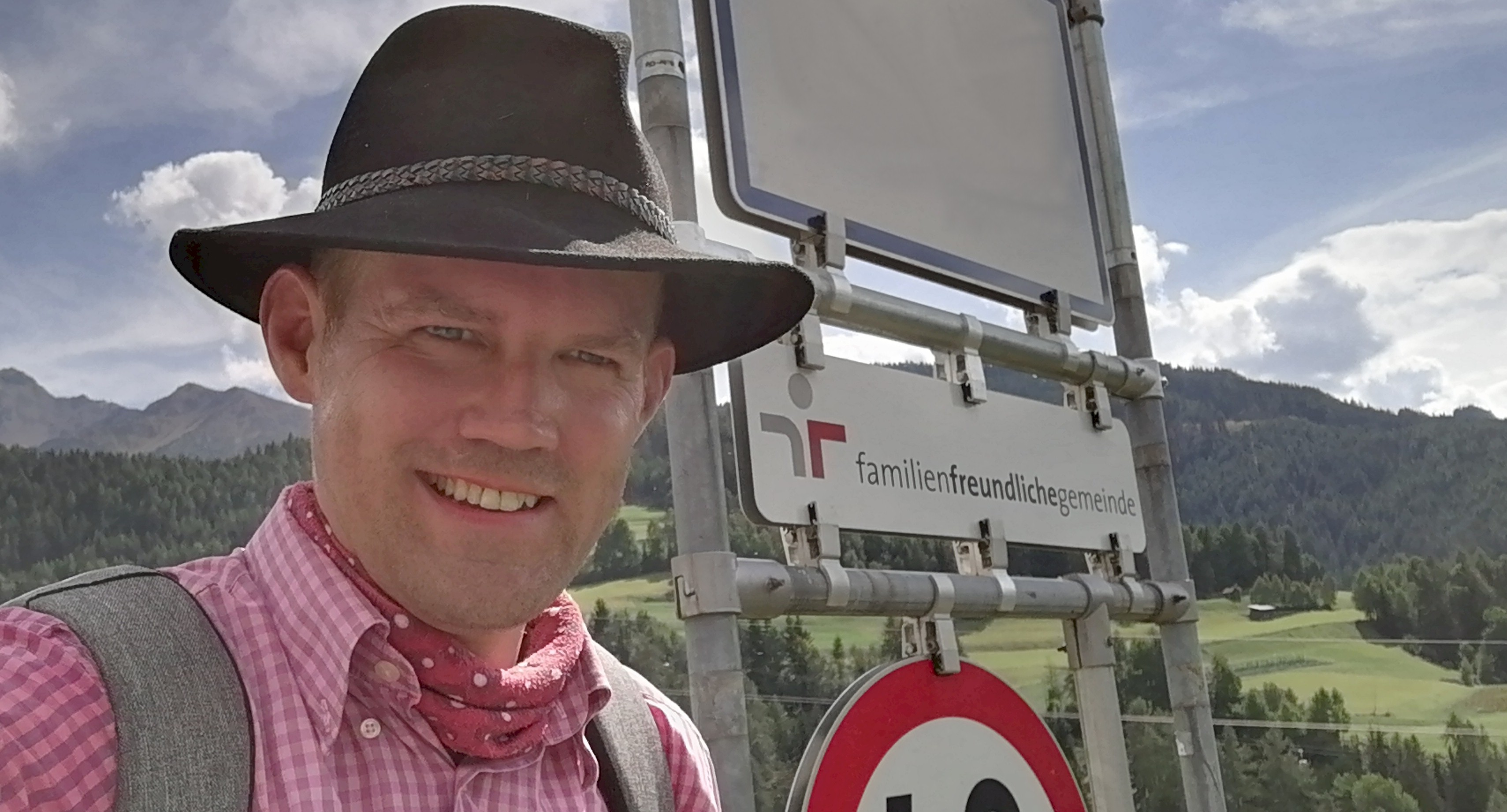 Gregor R&ouml;&szlig;eler in einem Bentley bei Dreharbeiten zu Tatort M&uuml;nster